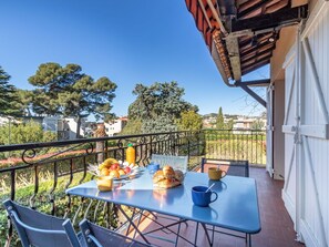 Table, Plant, Furniture, Building, Sky, Property, Chair, Shade, Tree, Lighting