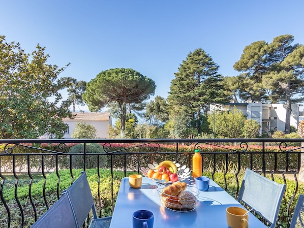 Tableware, Table, Plant, Furniture, Food, Sky, Chair, Blue, Tree, Outdoor Furniture