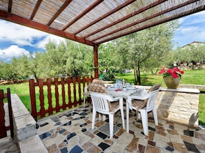 Pflanze, Eigentum, Möbel, Tabelle, Stuhl, Blumentopf, Tisch Im Freien, Baum, Himmel, Veranda
