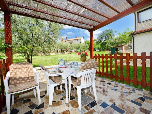 Pflanze, Möbel, Eigentum, Tabelle, Baum, Holz, Interior Design, Tisch Im Freien, Schatten, Gartenmöbel