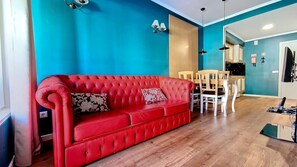 Enjoy a chic living room at Caracas Escape by LovelyStay in Funchal, featuring modern furnishings, ample natural light, and a welcoming ambiance for your relaxation #livingroom #TV #wifi