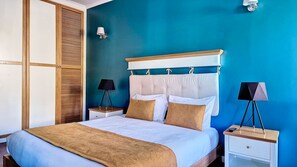 Inviting room: Captures a serene perspective with soft colors, stylish furnishings, and warm, welcoming ambiance.#decordetails #funchal