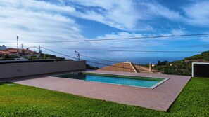 Dive into luxury at Allure Alannas Villa's pool complex. Relaxation awaits in Funchal's serene ambiance. #pool #oceanview #funchal