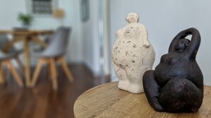 Let your gaze linger on the meticulously curated decor pieces, each telling a story of modern sophistication. Embrace luxury in the heart of Funchal. #artpieces #decor
