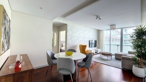 Stunning entrance overview, seamlessly connecting the open living and dining room for a spacious and inviting ambiance. #diningroom #livingroom #funchal #details