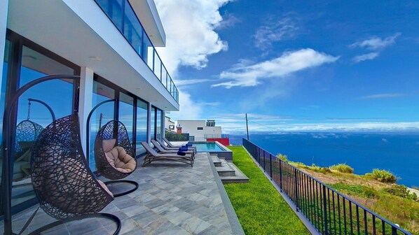 Luxurious Calheta villa: Sleek modern design with panoramic ocean view. Pool, BBQ, and stunning contemporary decor. A perfect retreat for a stylish and relaxing escape. #oceanview #pool #calheta #holidays