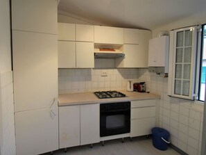 Cabinetry, Countertop, Fenster, Küchengerät, Herd, Haushaltsgerät, Küche, Flooring, Fussboden, Major Appliance