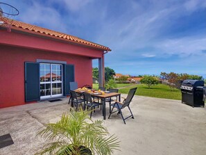 Indulge in a cozy outdoor breakfast amidst Porto Moniz's natural splendor.
#breakfast