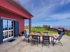 Savor a delightful outdoor breakfast, embracing nature's beauty in Porto Moniz. #breakfast #outdoorfurniture #family #bbq #oceanview