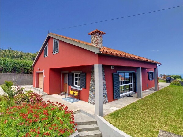 Discover modern coziness in this charming Porto Moniz countryside retreat. #charming #cozy #modern