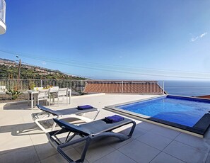 Breathtaking villa boasting marvelous ocean and mountain views, a symphony of nature's beauty and architectural elegance. #pooltowels #sunbeds #outdoorfurniture #oceanview #pool #calheta