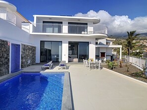 Contemporary 2-floor villa in Calheta, with pool, ocean view, and jacuzzi; showcasing recent construction and exceptional aesthetic appeal. #pool #jacuzzi #oceanview