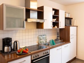 Küchengerät, Küche, Cabinetry, Countertop, Major Appliance, Möbel, Haushaltsgerät, Interior Design, Spüle, Kleingeräte