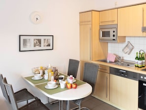 Möbel, Interior Design, Flooring, Fussboden, Stuhl, Beleuchtung, Tabelle, Zimmer, Küche, Wohnung