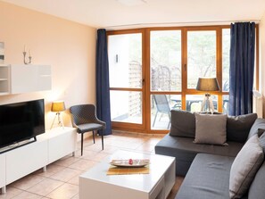Möbel, Interior Design, Flooring, Fussboden, Couch, Holz, Zimmer, Wohnzimmer, Decke, Wohnung