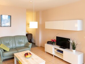 Meubles, Design Intérieur, Sol, Canapé, Mur, Sol, Salon, Pièce, Plafond, Table
