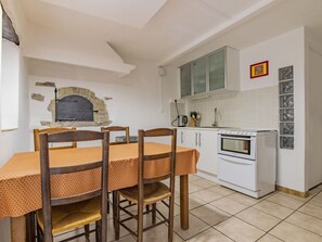 Cabinetry, Möbel, Countertop, Tabelle, Küche, Holz, Die Architektur, Küchengerät, Interior Design, Herd