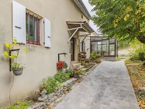 Pflanze, Gebäude, Fenster, Blumentopf, Blume, Strassenbelag, Haus, Zimmerpflanze, Baum, Asphalt