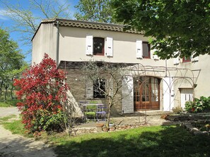 Pflanze, Gebäude, Fenster, Baum, Haus, Himmel, Hütte, Grundstueck, Gras, Wohngebiet