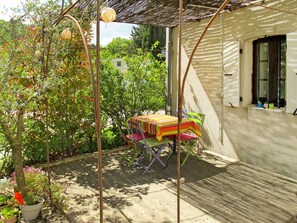 Pflanze, Eigentum, Fenster, Gebäude, Blumentopf, Schatten, Holz, Gartenmöbel, Blume, Landschaft