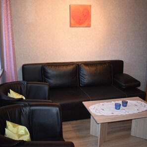 Ferienwohnung Schrey, (Lüdinghausen-Seppenrade)-Wohnzimmer mit Schlafcousch