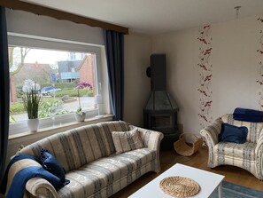 Ferienwohnung, 73qm, 1-4 Pers.-Gemütliches Wohnzimmer mit Ofen