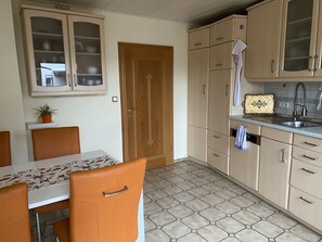 Ferienwohnung, 73qm, 1-4 Pers.-Geräumige und gut ausgestattete Küche