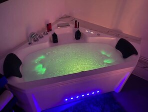 Indoor spa tub