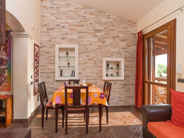 Tabelle, Möbel, Eigentum, Bilderrahmen, Holz, Stuhl, Orange, Interior Design, Fussboden, Flooring