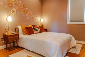 Bedroom 2: Relax in style with our queen bedroom featuring a smart TV – where comfort meets technology for the perfect stay.