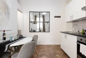 “Sublime Home” – Angolo di charme nel cuore di Firenze Nel pieno centro di Firenze, Sublime Home è l’appartamento perfetto per chi cerca un’oasi di charme e intimità. Le due eleganti camere matrimoniali, ciascuna con il proprio bagno privato, sono cu (4)