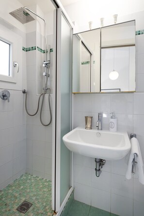“Sublime Home” – Angolo di charme nel cuore di Firenze Nel pieno centro di Firenze, Sublime Home è l’appartamento perfetto per chi cerca un’oasi di charme e intimità. Le due eleganti camere matrimoniali, ciascuna con il proprio bagno privato, sono curate 