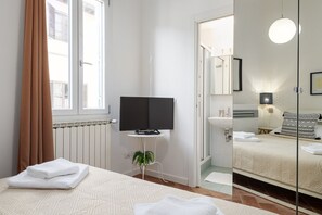 “Sublime Home” – Angolo di charme nel cuore di Firenze Nel pieno centro di Firenze, Sublime Home è l’appartamento perfetto per chi cerca un’oasi di charme e intimità. Le due eleganti camere matrimoniali, ciascuna con il proprio bagno privato, sono curate 