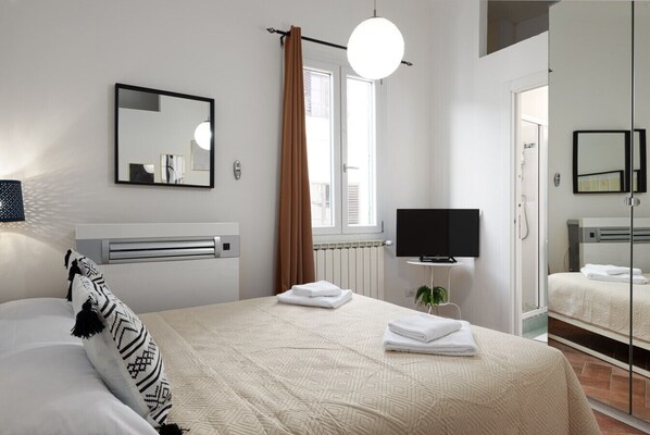 “Sublime Home” – Angolo di charme nel cuore di Firenze Nel pieno centro di Firenze, Sublime Home è l’appartamento perfetto per chi cerca un’oasi di charme e intimità. Le due eleganti camere matrimoniali, ciascuna con il proprio bagno privato, sono curate 