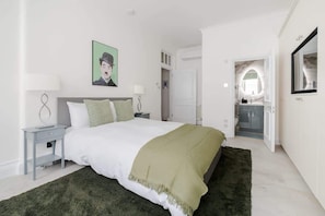 Luxurious ensuite with king bed, Smart TV, air conditioning & private bathroom.