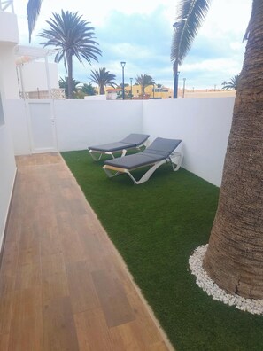 Front veranda with sunbathing area