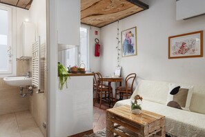 “Nido del Condor” – Intimo rifugio nel cuore di Firenze Scopri il fascino del "Nido del Condor", un accogliente appartamento nel centro storico di Firenze. Intimo e ricco di charme, è il luogo ideale per chi cerca un rifugio romantico. La camera soppalcat