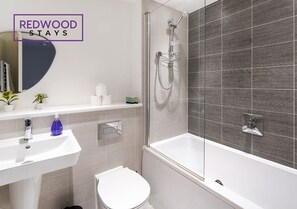 MODERN FAMILY BATHROOM WITH SHAMPOO & SHOWER GEL