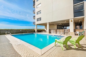 Relax poolside