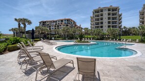 RELAX POOLSIDE AND OCEANSIDE