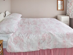 Double bedroom | Overbeach, Yaverland, near Sandown