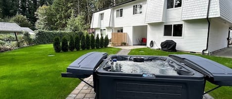 Brand new 4 person Hot Tub, perfect for a soak after a day of PNW adventures!