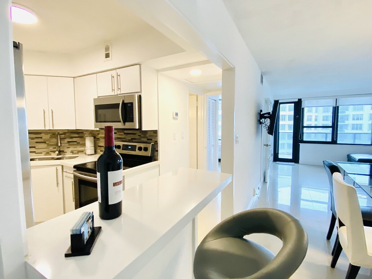 Luxurious beachfront condo in Miami Beach with 2BR/2BA! Perfect for beach lovers