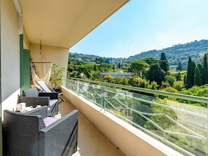 Plante, Bâtiment, Ciel, Ombre, Arbre, Design Intérieur, Design Urbain, Maison, Condominium, Zone Résidentielle