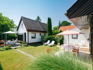 Pflanze, Himmel, Gebäude, Fenster, Haus, Baum, Grundstueck, Gras, Natürliche Landschaft, Freizeit