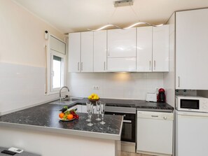 Cabinetry, Comptoir, Évier, Propriété, Evier, Robinet, Cuisinière, Cuisine, Design Intérieur, Bâtiment