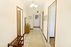 The entrance hall and access to the rooms