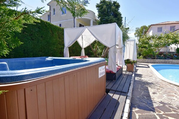 Outdoor spa tub