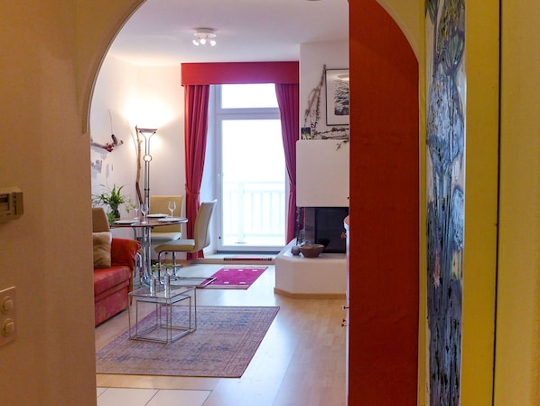 Möbel, Eigentum, Gebäude, Pflanze, Tür, Lila, Zimmerpflanze, Holz, Interior Design, Stuhl