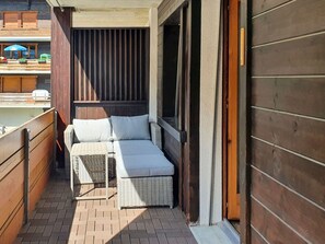 Building, Property, Furniture, Comfort, Cabinetry, Wood, Bed Frame, Shelf, House, Shade